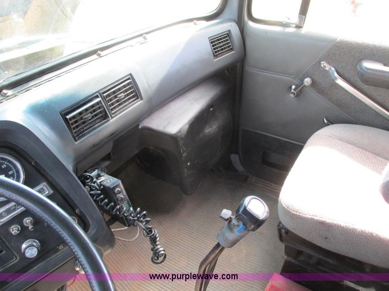 image for item I3829 1992 Ford LT8000 dump truck