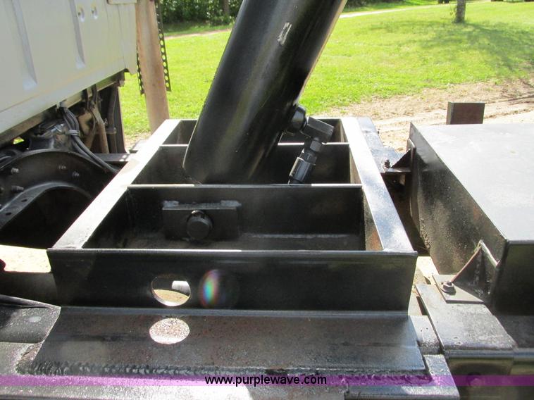 image for item I3829 1992 Ford LT8000 dump truck