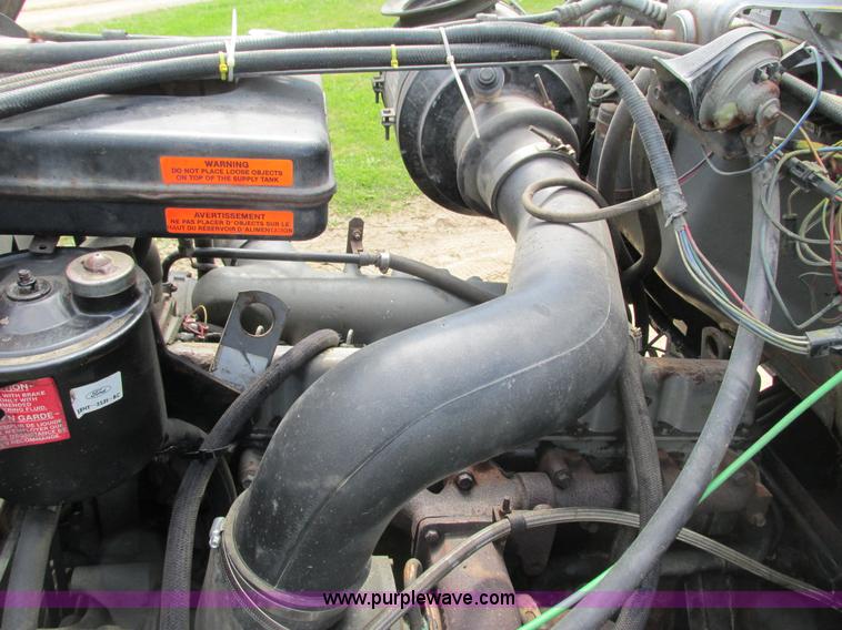 image for item I3829 1992 Ford LT8000 dump truck