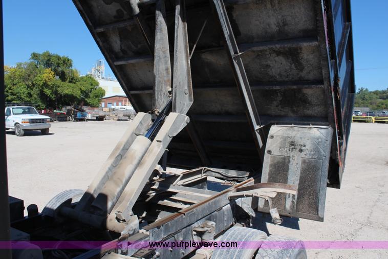 image for item I5790 2003 GMC C5500 dump bed truck