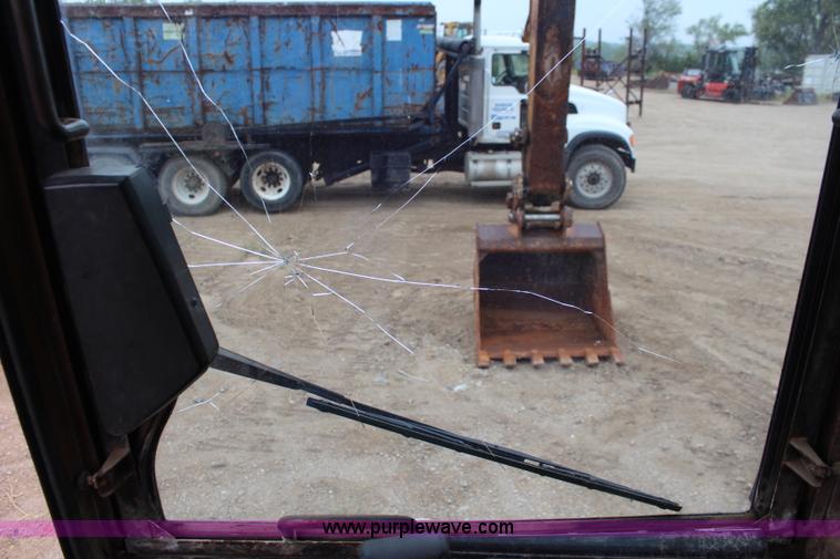 image for item I5792 1992 Caterpillar EL240B excavator