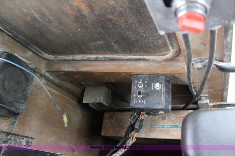 image for item I5792 1992 Caterpillar EL240B excavator