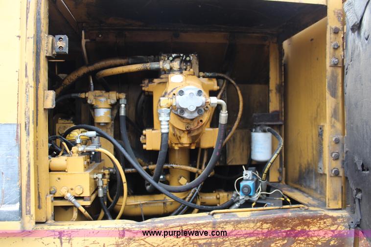 image for item I5792 1992 Caterpillar EL240B excavator