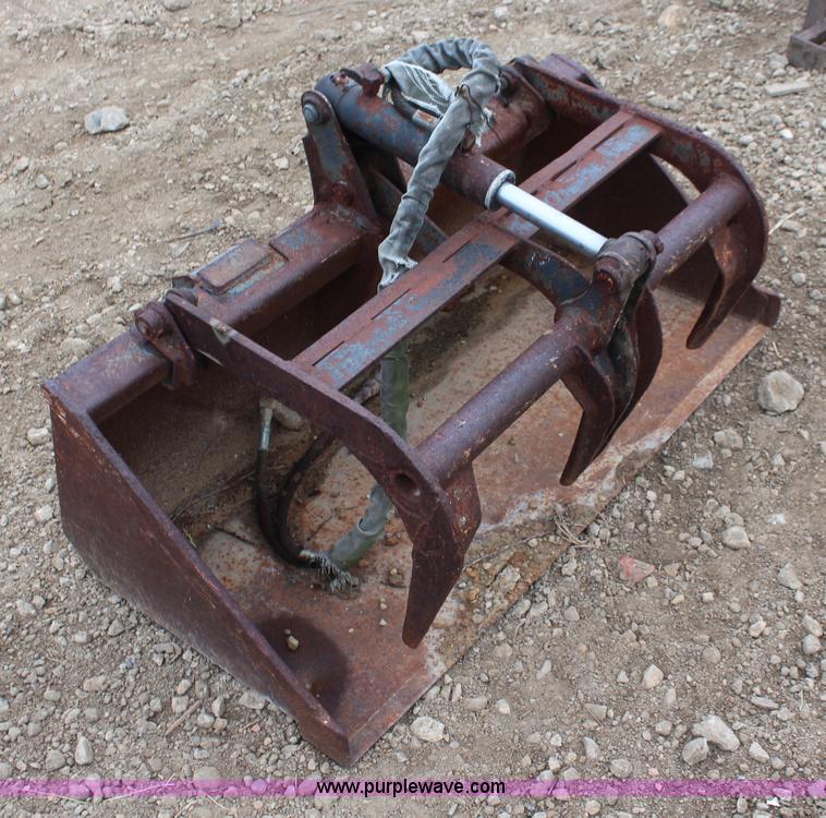 image for item I5794 44"W skid steer grapple bucket