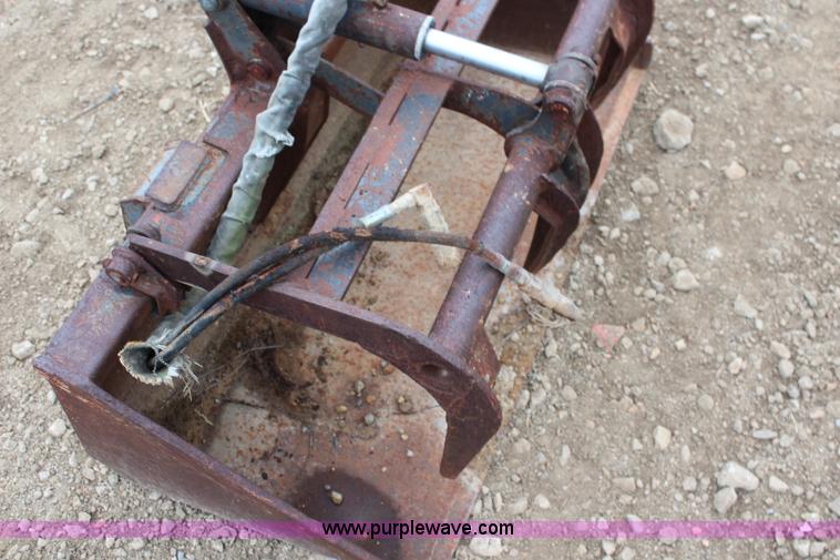 image for item I5794 44"W skid steer grapple bucket
