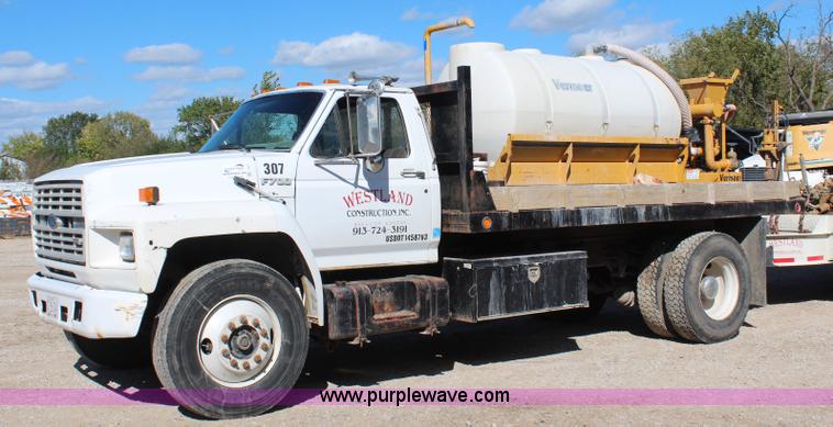 image for item I5873 1987 Ford F700 dump truck