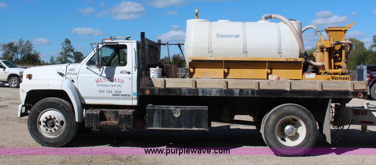 image for item I5873 1987 Ford F700 dump truck