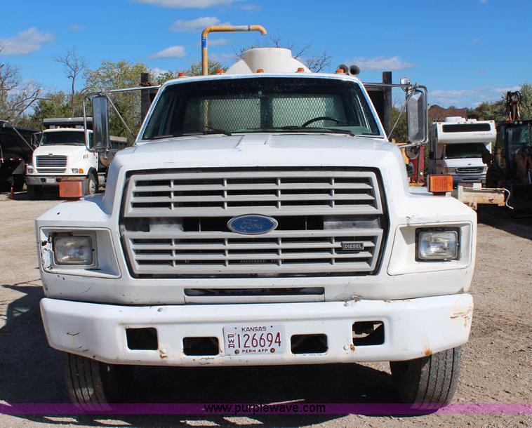 image for item I5873 1987 Ford F700 dump truck