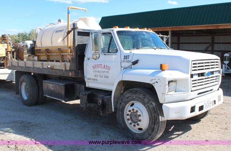 image for item I5873 1987 Ford F700 dump truck