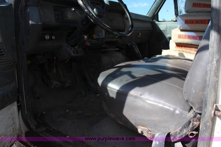 image for item I5873 1987 Ford F700 dump truck