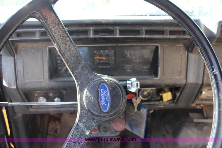 image for item I5873 1987 Ford F700 dump truck