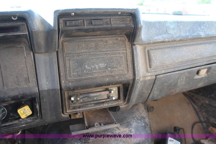 image for item I5873 1987 Ford F700 dump truck