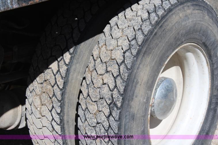 image for item I5873 1987 Ford F700 dump truck