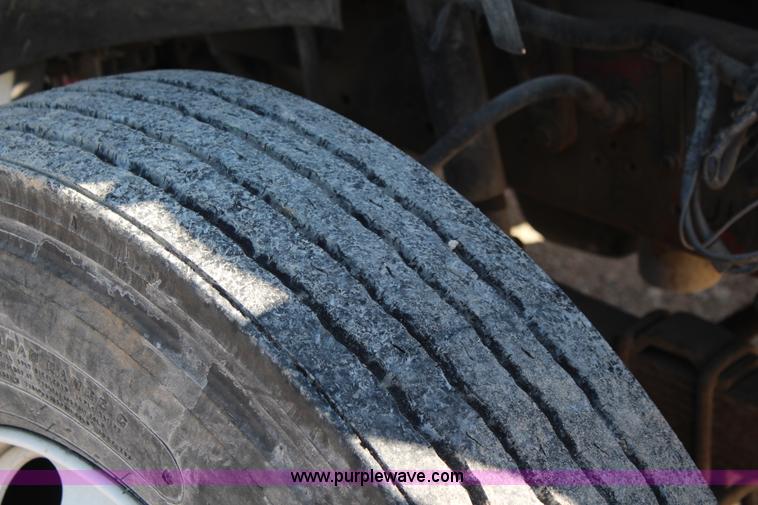 image for item I5873 1987 Ford F700 dump truck