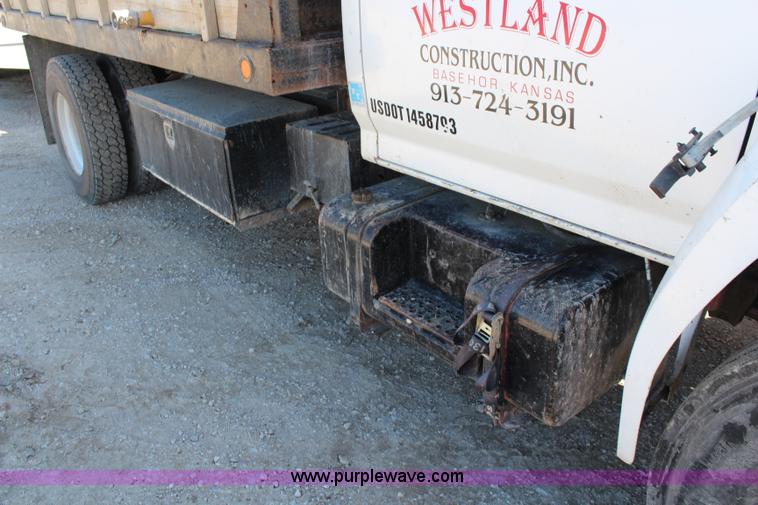 image for item I5873 1987 Ford F700 dump truck