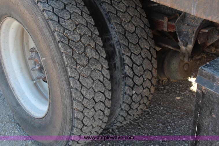 image for item I5873 1987 Ford F700 dump truck