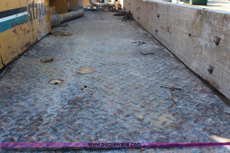 image for item I5873 1987 Ford F700 dump truck