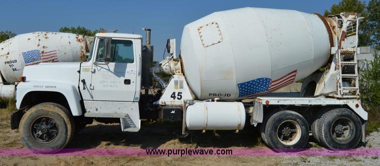 image for item I6481 1995 Ford LT9000 mixer truck