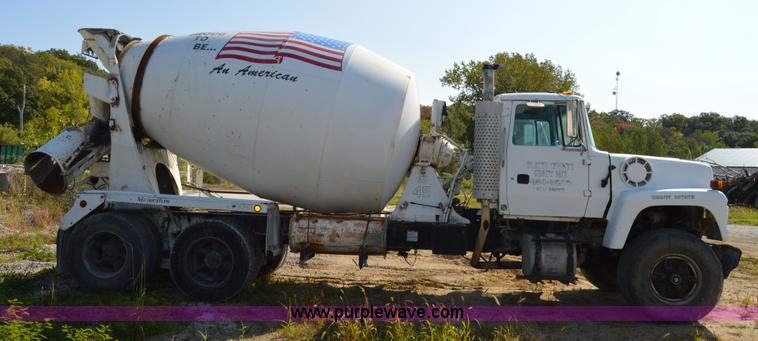 image for item I6481 1995 Ford LT9000 mixer truck