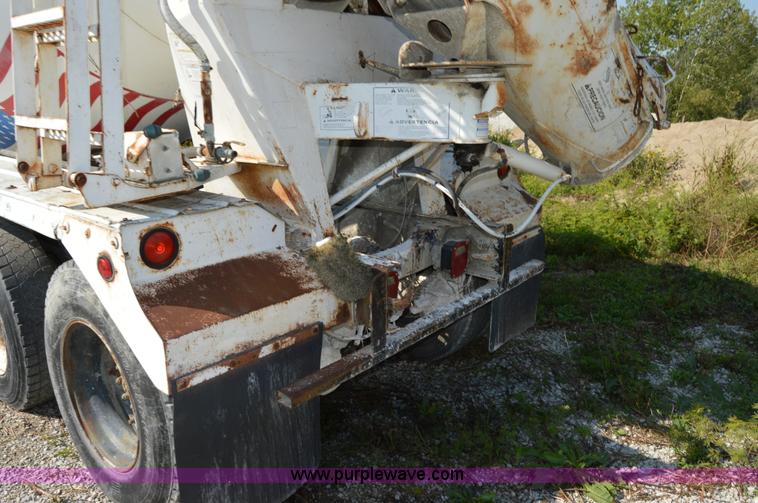 image for item I6481 1995 Ford LT9000 mixer truck