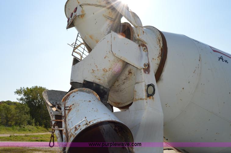 image for item I6481 1995 Ford LT9000 mixer truck