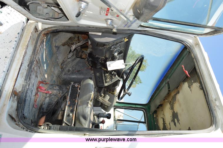 image for item I6481 1995 Ford LT9000 mixer truck