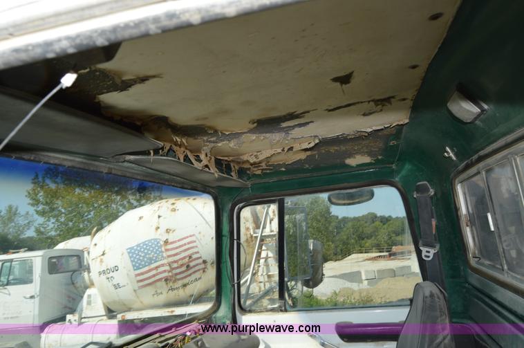 image for item I6481 1995 Ford LT9000 mixer truck