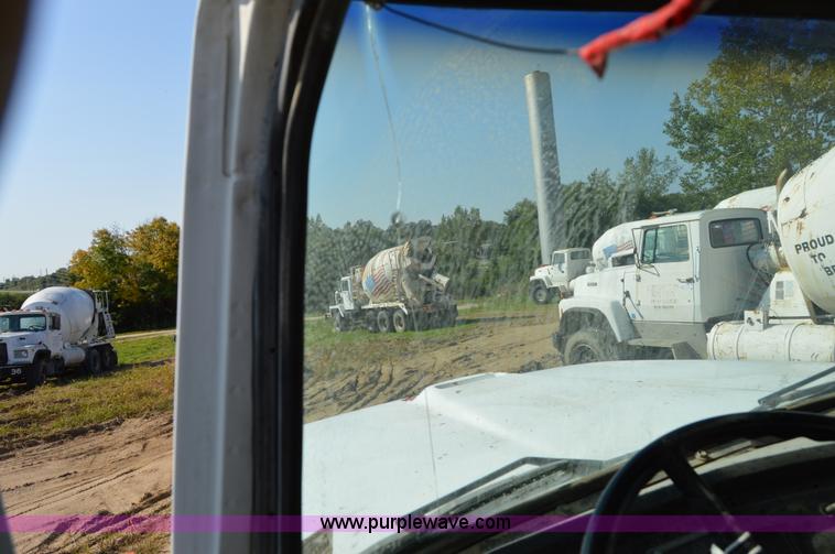 image for item I6481 1995 Ford LT9000 mixer truck