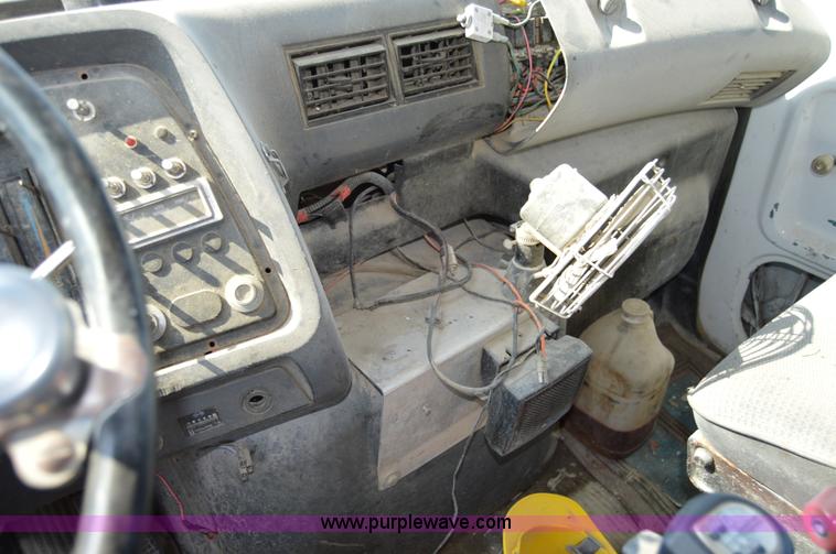 image for item I6481 1995 Ford LT9000 mixer truck