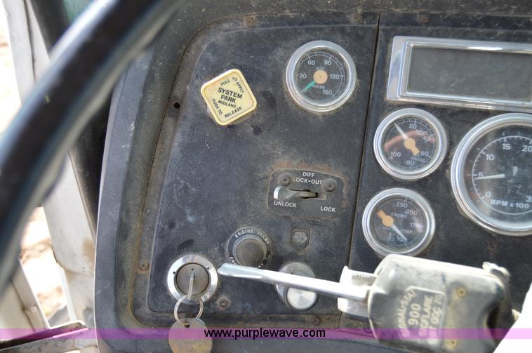 image for item I6481 1995 Ford LT9000 mixer truck