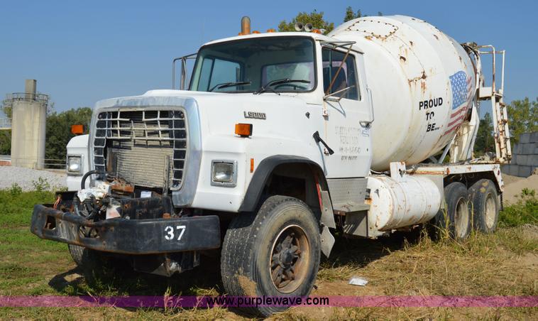 image for item I6482 1995 Ford LT9000 mixer truck