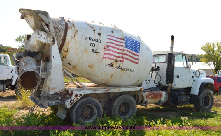image for item I6482 1995 Ford LT9000 mixer truck