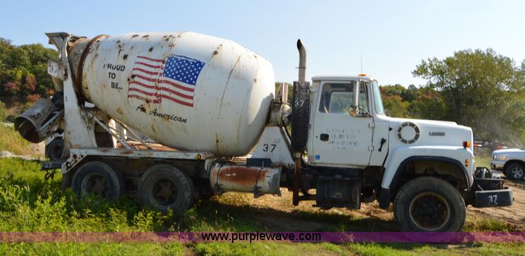 image for item I6482 1995 Ford LT9000 mixer truck
