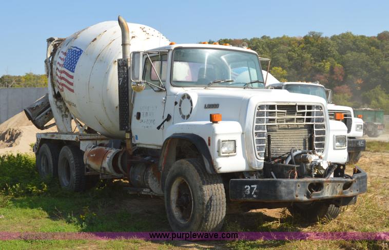 image for item I6482 1995 Ford LT9000 mixer truck