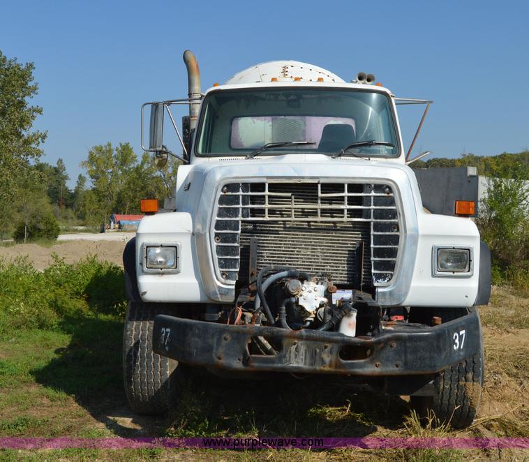 image for item I6482 1995 Ford LT9000 mixer truck