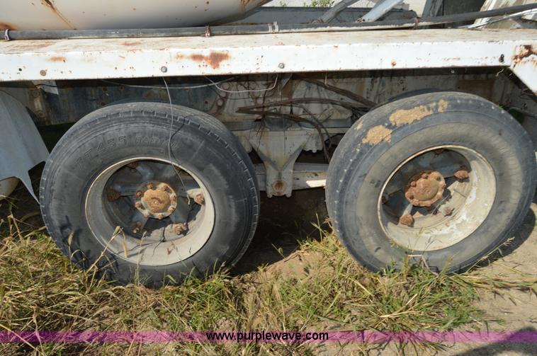 image for item I6482 1995 Ford LT9000 mixer truck