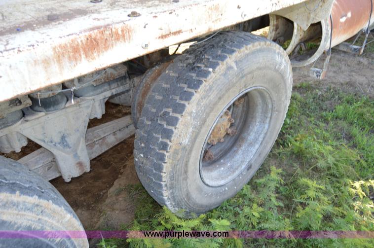 image for item I6482 1995 Ford LT9000 mixer truck