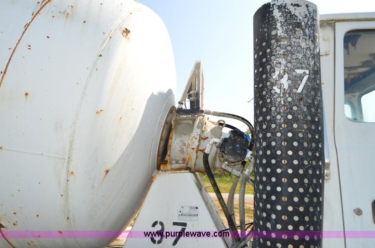 image for item I6482 1995 Ford LT9000 mixer truck