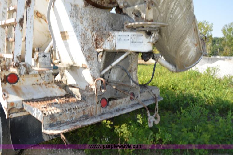 image for item I6482 1995 Ford LT9000 mixer truck