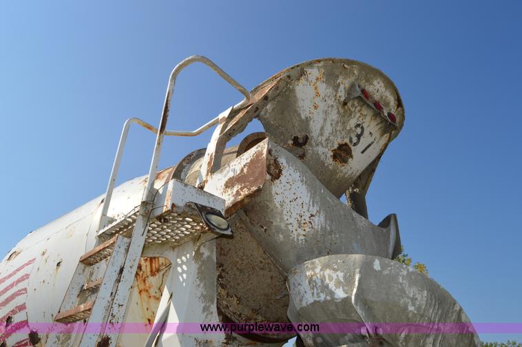 image for item I6482 1995 Ford LT9000 mixer truck