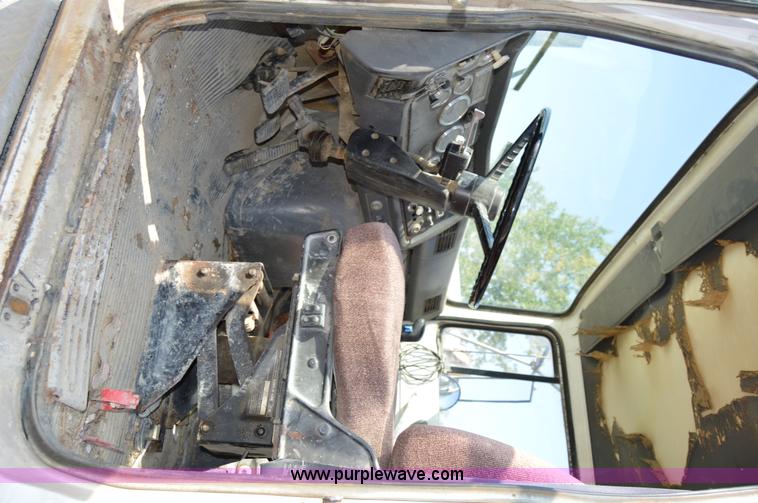 image for item I6482 1995 Ford LT9000 mixer truck