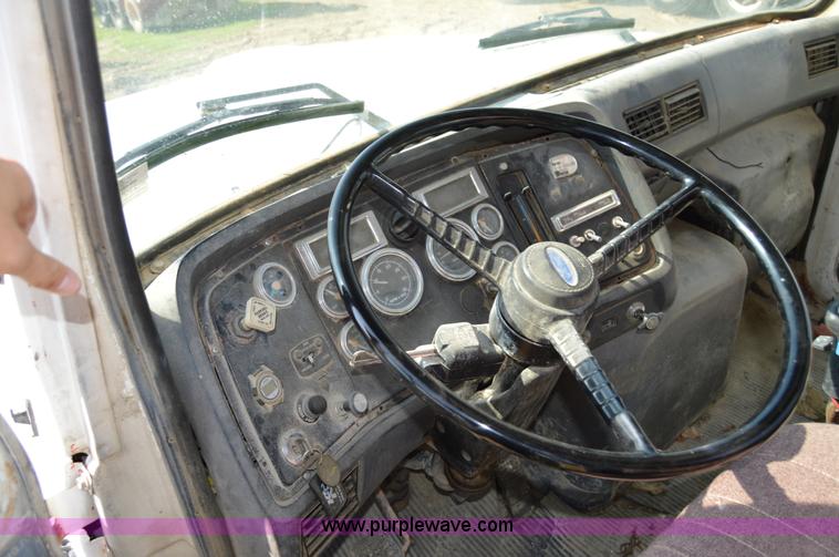 image for item I6482 1995 Ford LT9000 mixer truck