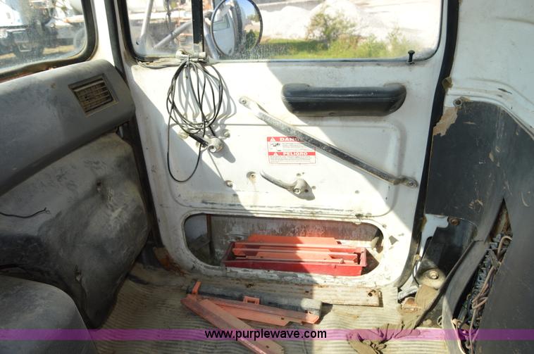 image for item I6482 1995 Ford LT9000 mixer truck