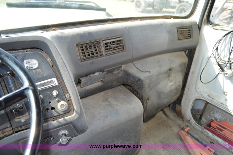 image for item I6482 1995 Ford LT9000 mixer truck