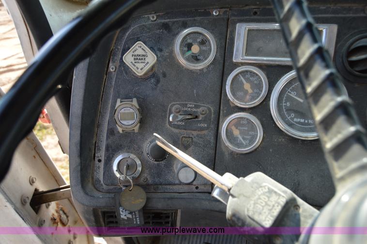 image for item I6482 1995 Ford LT9000 mixer truck