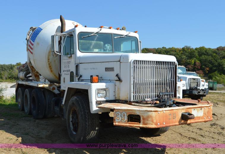 image for item I6483 1994 International 1840 mixer truck