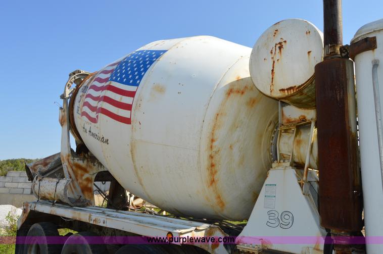 image for item I6483 1994 International 1840 mixer truck