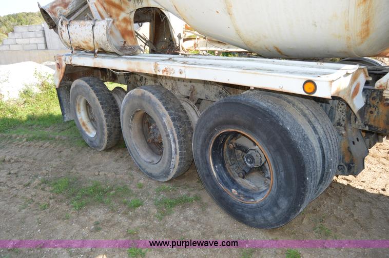 image for item I6483 1994 International 1840 mixer truck