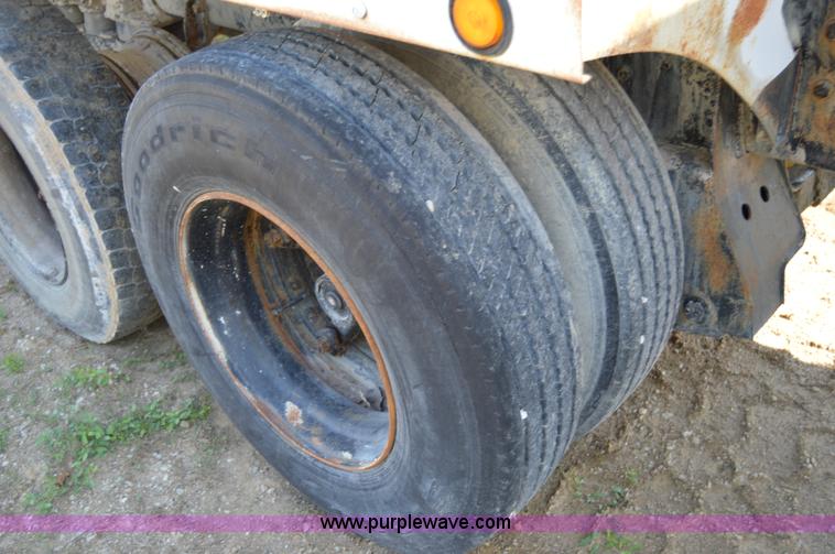 image for item I6483 1994 International 1840 mixer truck