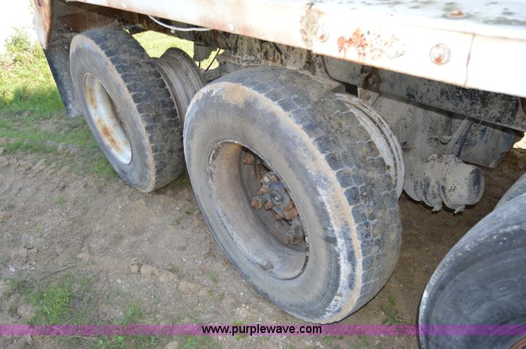 image for item I6483 1994 International 1840 mixer truck